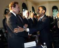 El presidente electo estadunidense Barack Obama saluda a Arnold Schwarzenegger en un encuentro con gobernadores en Filadelfia