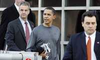 Barack Obama, presidente electo de EU, es custodiado al salir de un gimnasio en Filadelfia
