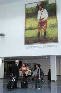 Lucía Morett, acompañada de su madre y un funcionario, en el aeropuerto de Managua