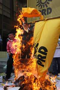 Decenas de personas quemaron sus documentos de afiliación al PRD y mantas de Jesús Ortega, frente a las oficinas del nuevo presidente del sol azteca