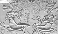 Akenatón, dos de sus hijas (y futuras mujeres), su esposa Nefertiti y el dios Atón en el centro