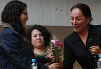 Lucía recibe flores de la madre de Juan González, Rita, en la Facultad de Filosofía; al fondo, la consejera técnica Hazel Cortés