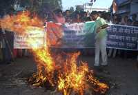 Manifestantes indios queman en Ahmadabad una efigie del presidente de Pakistán, Asif Ali Zardari