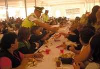 Policías uniformados de la Agencia de Seguridad Estatal trabajan de meseros en una comida que encabezó ayer Enrique Peña Nieto, gobernador del estado de México, ante unos 3 mil invitados