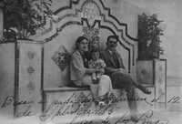 Amalia Solórzano, el general Lázaro Cárdenas del Río y su hijo Cuauhtémoc, en la residencia oficial de Los Pinos, en 1935.