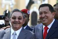 Los presidentes de Cuba y Venezuela visitaron ayer el monumento a Simón Bolívar en Caracas