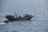 Fotografía entregada en Nueva Delhi por la oficina de prensa del gobierno que muestra el momento en que la marina india detiene a un grupo de piratas somalíes que interceptaban barcos frente a costas de su país.