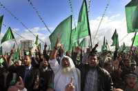 Decenas de simpatizantes de Hamas celebran el 21 aniversario de ese movimiento palestino, ayer en Gaza, territorio bajo control de ese grupo islamista desde 2007