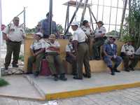 Policías del municipio de Tekax, Yucatán, se trasladaron a un parque cercano al palacio municipal, luego que el alcalde los despidió por demandar que les paguen su aguinaldo en una sola exhibición y que les liquiden el adeudo correspondiente a 2007