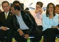 El titular de la SRA, Abelardo Escobar (izquierda); Javier López, líder de Unimoss, y Margarita Zavala, en la clausura de la convención nacional de esa organización que, se dice, tiene nexos con el panismo