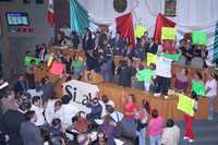 Simpatizantes del PRI ocuparon la tribuna y las curules del Congreso de Nuevo León para impedir la sesión en la cual el PAN pretendía votar la cancelación del proyecto Arco Vial Sureste en Monterrey