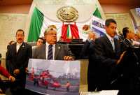 Diputados panistas muestran en el Congreso de Veracruz fotos de aeronaves compradas por el gobierno del estado, supuestamente para uso personal del gobernador Fidel Herrera Beltrán
