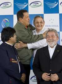 Los presidentes de Venezuela, Hugo Chávez, y de Cuba, Raúl Castro (al centro), y los de Bolivia, Evo Morales, y de Brasil, Luiz Inacio Lula da Silva, dan la bienvenida al gobierno de la isla al Grupo de Río