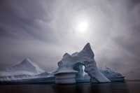 La liberación de calor a la atmósfera es lo que constituye la amplificación ártica. En la imagen, el derretimiento de un iceberg de la isla Ammassalik, en Groenlandia