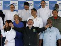 El gobernante brasileño Luiz Inacio Lula da Silva anima a sus colegas para que participen en la fotografía oficial de la Primera Cumbre de América Latina y el Caribe, que se realizó en el complejo turístico de Costa do Sauipe, en Salvador de Bahía