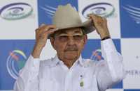 El presidente cubano, Raúl Castro, se puso el sombrero de su par hondureño, Manuel Zelaya, poco antes de posar para la foto oficial de la cumbre de América Latina y el Caribe que culminó ayer en Brasil