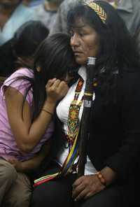La dirigente del Consejo Regional Indígena del Cauca, Aída Quilcué (a la derecha), ayer en Popayán, Colombia, durante el funeral de su esposo, Edwin Legarda, ultimado por el ejército