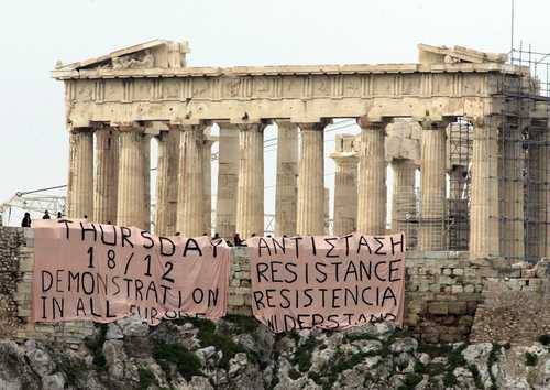 Mantas colocadas cerca de la Acrópolis llaman en varios idiomas a la resistencia y solicitan solidaridad europea con la lucha estudiantil griega