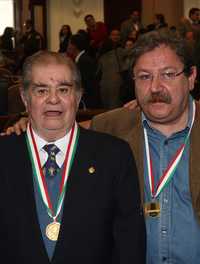 Miguel León-Portilla y Paco Ignacio Taibo II, al término de la ceremonia de entrega de la Medalla al Mérito en Ciencias y Artes por la Asamblea Legislativa del Distrito Federal