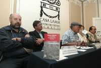 Luis Hernández Navarro, Arturo Cano, José González, Tanalis Padilla y Jesús Martín del Campo, durante el foro en Casa Lamm