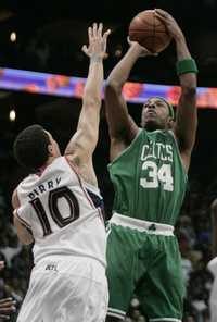 Paul Pierce (34), de Celtics, se impone a Mike Bibby de Hawks, durante la segunda mitad del partido en Atlanta