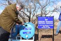El titular de la CNDH, José Luis Soberanes Fernández, inauguró en Arizona una estación de agua que lleva su nombre. Una ONG ha instalado muchos de esos depósitos para auxiliar a los indocumentados