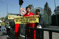 Protesta de integrantes de Greenpeace frente a Los Pinos