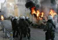 Policías de Atenas intentan controlar disturbios desatados en el centro de la ciudad después de una manifestación contra el gobierno