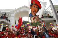 Simpatizantes del presidente venezolano se manifiestan afuera de la Asamblea Nacional en apoyo a la enmienda constitucional