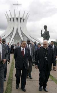 El presidente cubano, Raúl Castro, ayer luego de visitar la catedral de Brasilia