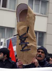 Marcha en Ankara, Turquía, en solidaridad con el periodista iraquí que lanzó sus zapatos contra George W. Bush