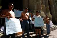 Manifestación de maestros de la sección 59 frente a la catedral de Oaxaca