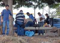 Policías investigan el lugar donde tres hombres –Ricardo Torres Lizárraga, Juan Manuel Castro y Juan David Castillo Gallegos– fueron asesinados a tiros, el jueves pasado en la colonia Villa Satélite, en Culiacán, Sinaloa