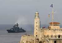 El destructor Almirante Chabanenko ingresa al puerto de La Habana en medio de cañonazos que le dan la bienvenida