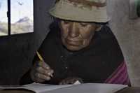 Mujeres, más de 85 por ciento de las personas alfabetizadas. De acuerdo con datos del gobierno boliviano, el programa tuvo un costo de unos 36.7 millones de dólares