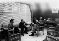 Jean Paul Sartre y Simone de Beauvoir visitan al Che en su despacho como presidente del Banco Nacional de Cuba (1960).