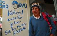 El gobierno del mandatario Evo Morales calificó ayer de "histórico" que en una campaña de 30 meses se lograra alfabetizar a 819 mil 417 personas. En la imagen, un habitante de Cochabamba que participó en la fiesta cívica por el éxito del programa