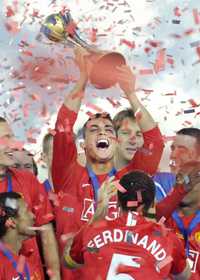 Cristiano Ronaldo festeja con sus compañeros el triunfo en Japón