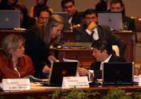 Aspecto de la sesión de ayer en el Instituto Federal Electoral. En la imagen (en primer plano, sentados), los consejeros María Macarita Elizondo y Virgilio Andrade