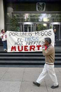 En imagen de archivo, protesta de familiares de pensionados y jubilados en demanda de apoyo frente a las oficinas del Instituto Mexicano del Seguro Social en el Distrito Federal