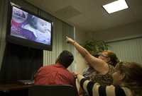El gobierno de Texas, Estados Unidos, puso en marcha un programa para acercar mediante videoconferencias a familias de migrantes. En Houston, Kimberly, una de las seleccionadas, muestra a su bebé a familiares en Monterrey