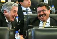Los senadores perredistas Arturo Núñez y Ricardo Monreal, en un instante de la sesión en la casona de Xiconténcatl, este lunes
