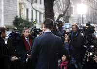 Aspecto de la conferencia de prensa  realizada el pasado 18 de diciembre frente al apartamento del financiero Bernard Madoff en Nueva York. Madoff fue arrestado el día 17, como sospechoso de un fraude por 50 mil millones de dólares