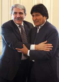 El presidente de Bolivia, Evo Morales, recibió ayer en La Paz al ministro de Justicia de Argentina, Aníbal Fernández; ambos gobiernos firmaron acuerdos de cooperación contra el narcotráfico en áreas fronterizas