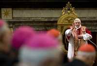 El Papa da su bendición durante una reunión con dignatarios católicos para intercambiar parabienes navideños, el lunes pasado
