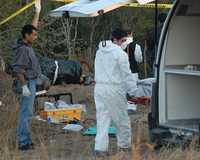 Elementos del Ejército resguardan la zona donde fueron hallados dos cuerpos entambados, mientras peritos recaban evidencia en una brecha cercana al Autódromo de Monterrey