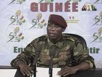 Moussa Dadis Camara, capitán del ejército de Guinea, conformó con 32 hombres el autodenominado Consejo Nacional para la Democracia y el Desarrollo, y se proclamó presidente tras el golpe que encabezó horas después de la muerte del gobernante Lansana Conté; la imagen es del pasado día 24 y fue tomada de la televisión de Guinea
