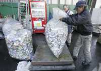 Pesaje de envases de aluminio para reciclado en una fábrica en Kawasaki, en el sur de Tokio