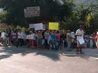 Habitantes del ejido Mismaloya, en Puerto Vallarta, Jalisco, sostienen su manifestación a orillas de la carretera Puerto Vallarta-Barra de Navidad para evitar ser desalojados por el empresario tapatío Fernando Beltrán y Puga, quien reclama la propiedad de 10 hectáreas