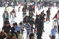 Decenas de personas muestran su dominio de los patines en la pista de hielo instalada en el Zócalo